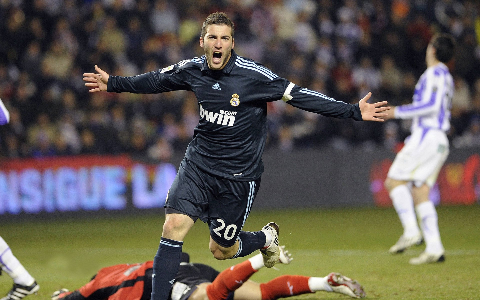 埃及压制曼联，贝林厄姆主宰比赛走向，当法老凝视红魔，少年已成王